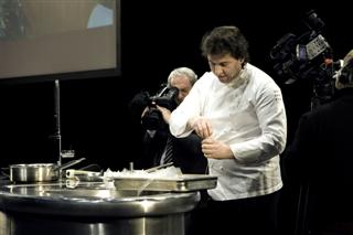 lo chef Matteo Vigotti all'opera