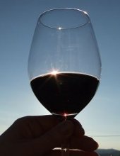 calice di vino rosso controluce