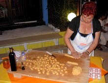 la preparazione della pignolata