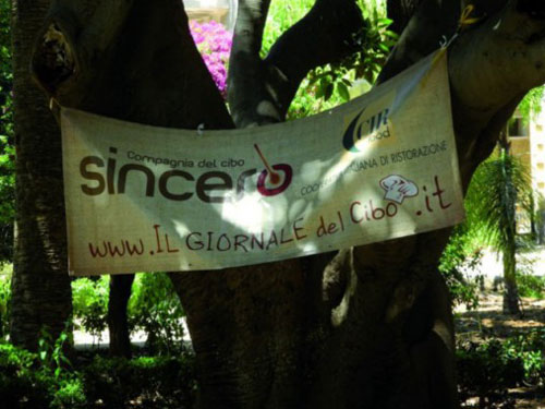 striscione della compagnia del cibo sincero tra gli alberi