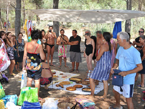 Partecipanti all'eco picnic sulla spiaggia