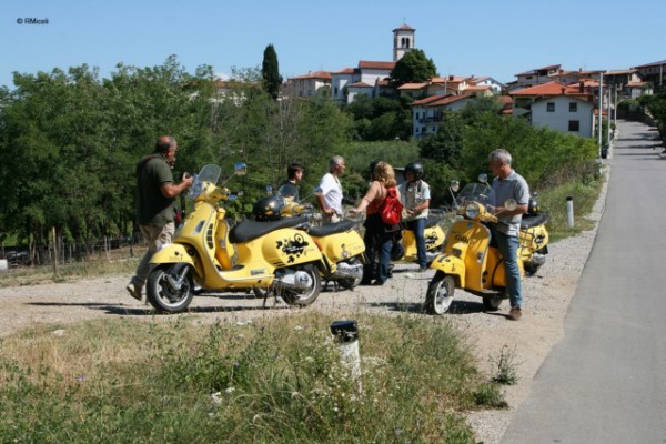 tutti in vespa