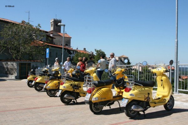 per il collio in viaggio in vespa