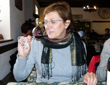 giuditta degusta un vino nero