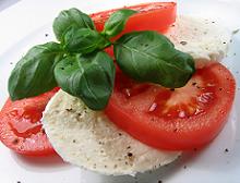 insalata caprese con foglie di basilico