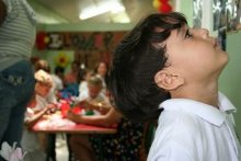 una foto in classe con un bambino in primo piano