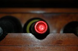 una bottiglia di vino in prospettiva