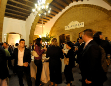 interno della cantina florio con ospiti