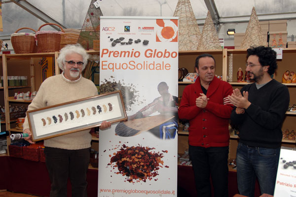 Patrizio riceve il premio Globo Equosolidale