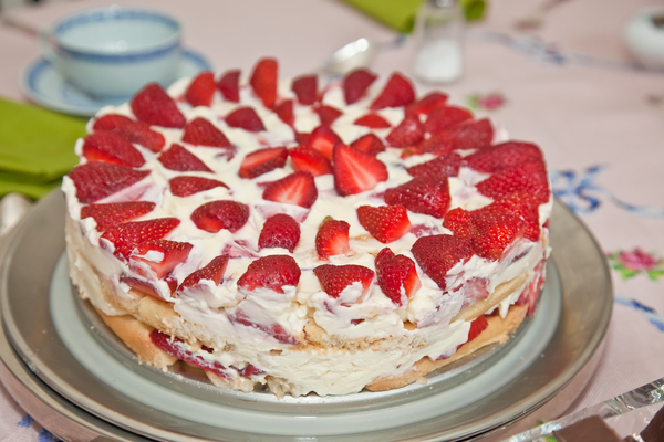 Torta di fragole savoiardi