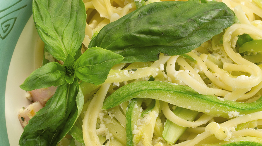 linguine-con-zucchine-salmone-e-basilico