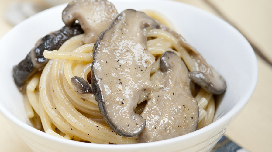 Spaghetti alla chitarra con salsa di funghi e crema di tartufo