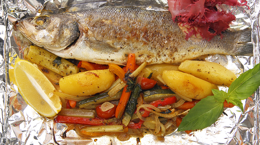 branzino al cartoccio con caponatina di verdure stufate