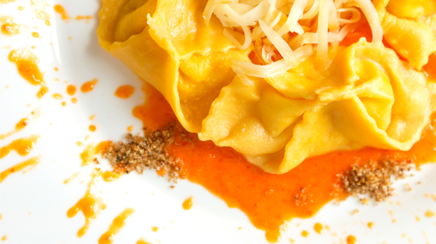 Ravioli di ricotta alla maggiorana con crema di zucca