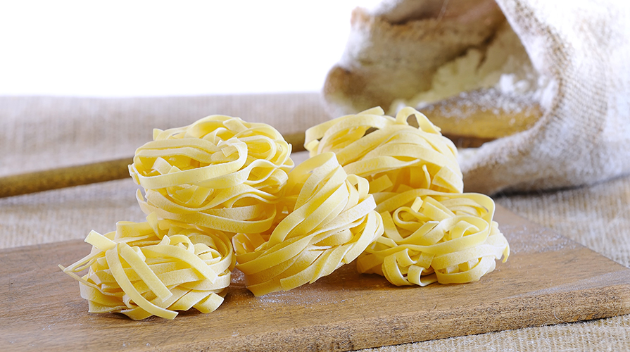 tagliatelle-all-uovo-con-vino-rosso-di-calabria-e-stick-di-verdure-trifolate