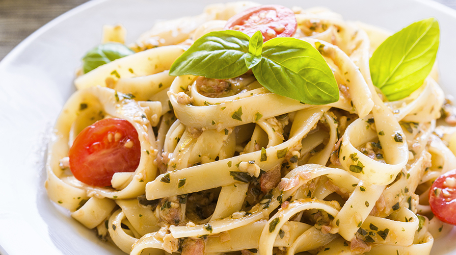 linguine-con-erbe-aromatiche-e-pomodorini-in-olio-piccante