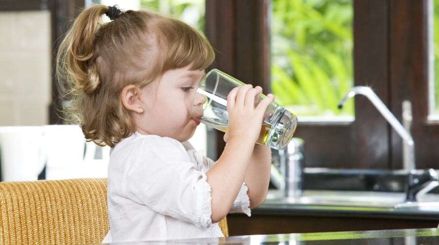 Quanta acqua deve bere un bambino per una giusta idratazione?