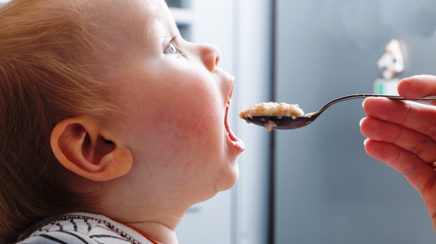 Svezzamento 6 mesi: cosa e come deve mangiare il bebè?