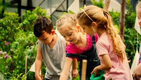 bambini che innaffiano il giardino